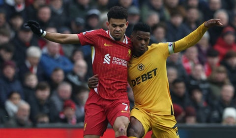 Luis Díaz hizo todo en Liverpool: gol, penal y figura ante Wolves