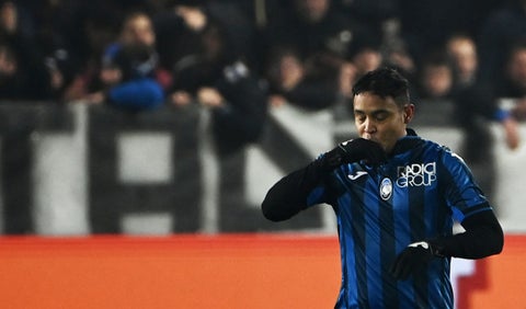 Luis Fernando Muriel celebra con su compañero uno de los goles contra Raków