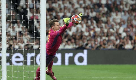 Volada espectacular de Manuel Neuer para salvar al Bayern