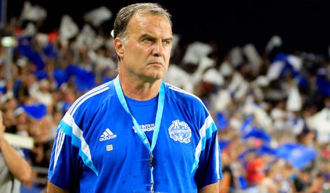 Marcelo Bielsa dando las órdenes para que Leeds s dejara empatar frente a Aston Villa