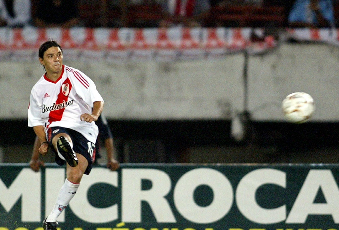 8. Marcelo Gallardo. Debutó en primera en 1993 con Passarella y jugó hasta 1999. En su pasó por el equipo millonario obtuvo cinco títulos locales, la Copa Libertadores del 1996 y la Supercopa 1997.