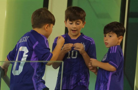 Mateo y Thiago Messi en el Mundial de Qatar 2022