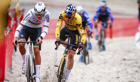 Mathieu van der Poel venció a Wout Van Aert