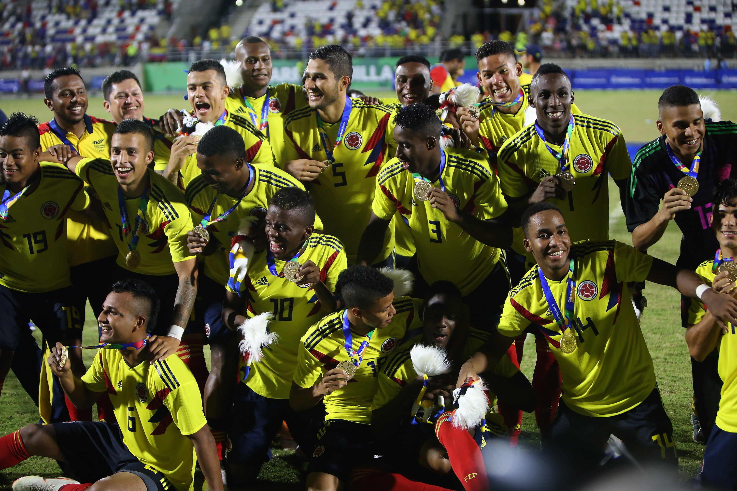 Jugadores de Colombia celebrando el oro en fútbol