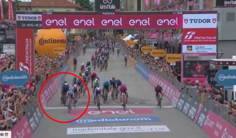 Sprint de película: la etapa 18 del Giro de Italia se definió por milimetros