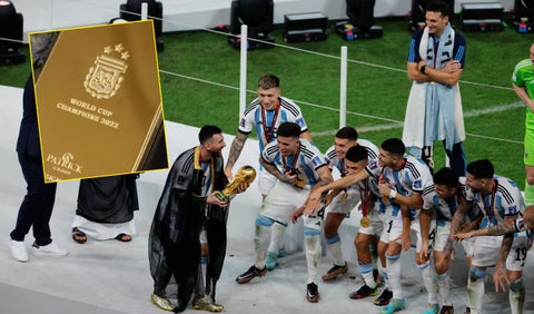 Messi da regalo a Atgentina tras ganar el Mundial de Qatar