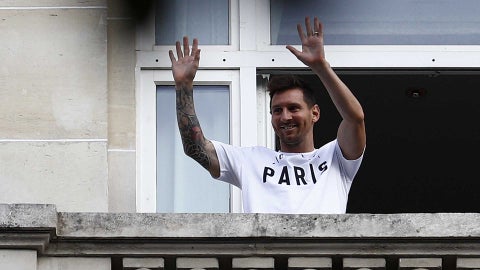 Lionel Messi saluda a la hinchada del PSG