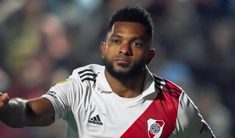 Miguel Angel Borja en un partido de River Plate