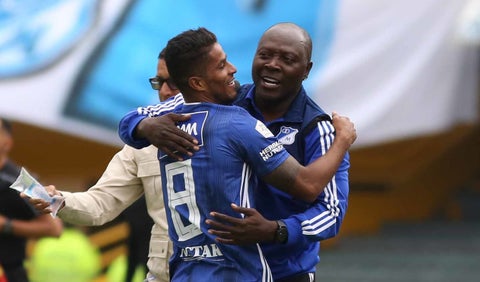 César Carillo celebrando el primer gol de Millonarios ante Atlético Huila. En la imagen , Fredy Rincón, asistente técnico de Jorge Luis Pinto.