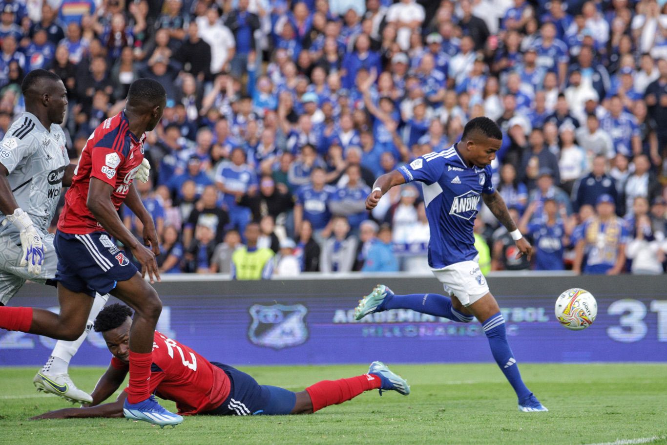 Millonarios F.C enfrenta a Deportivo Independiente Medellin en juego válido por la fecha 1 de la Liga BetPlay I 2024 en el estadio Nemesio Camacho El Campin.