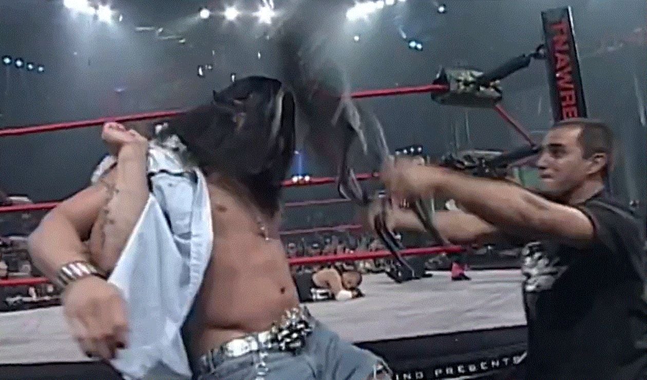 VIDEO: Juan Pablo Montoya peleó en la Lucha libre: ganó con un sillazo