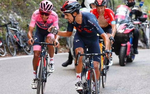 Daniel Felipe Martínez apoyando a Egan Bernal