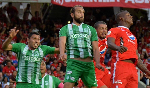 Atlético Nacional y América de Cali jugando un partido en la Liga Águila