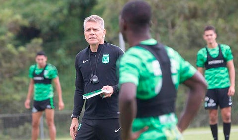Autuori entrenando a los jugadores de Atlético Nacional