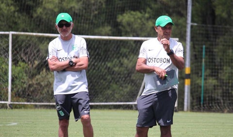 Juan Carlos Osorio, técnico de Nacional, junto a Pompilio Páez