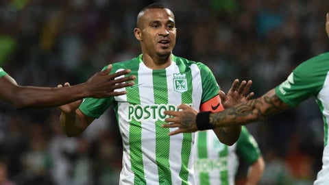 Le robaron la cadena de oro a Macnelly Torres en Medellín