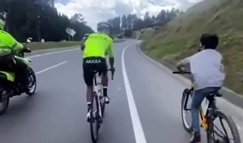 Nairo Quintana es perseguido por unos niños