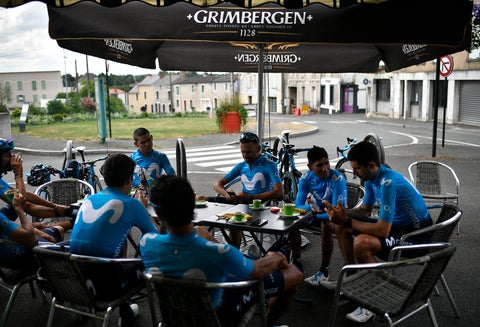 El Movistar Team descansando en Chemille-Melay (Francia), el 6 de julio de 2018