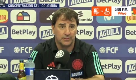 Néstor Lorenzo en rueda de prensa con la selección Colombia