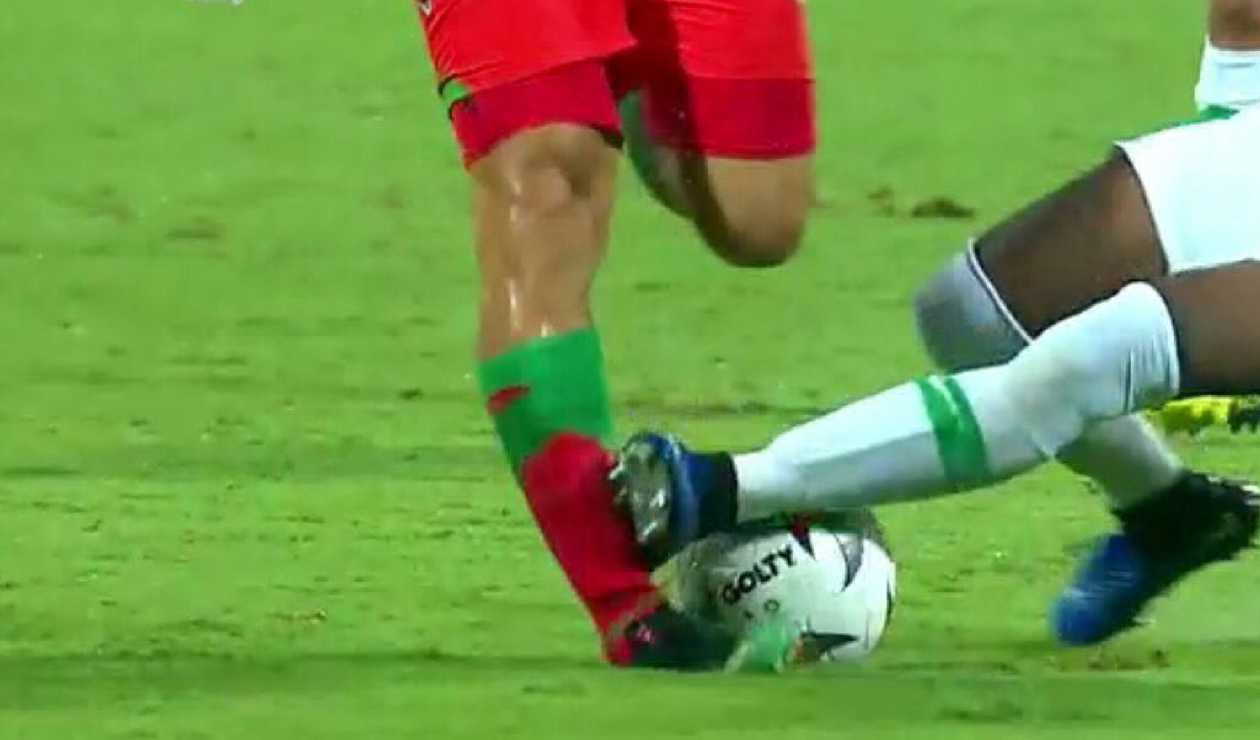 Fuerte entrada de Andrés Reyes sobre Brayan Fernández