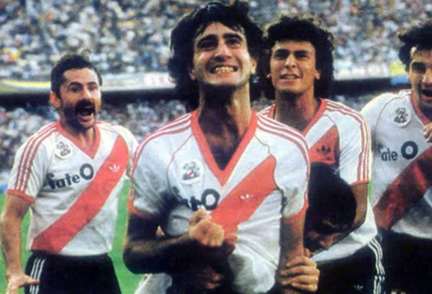 4. Norberto Alonso. Debutó en 1971 y estuvo hasta 1976. Hizo parte del equipo que acabó con la mala racha de 18 años sin campeonatos. Se retiró a lo grande y dar la vuelta en la Bombonera.