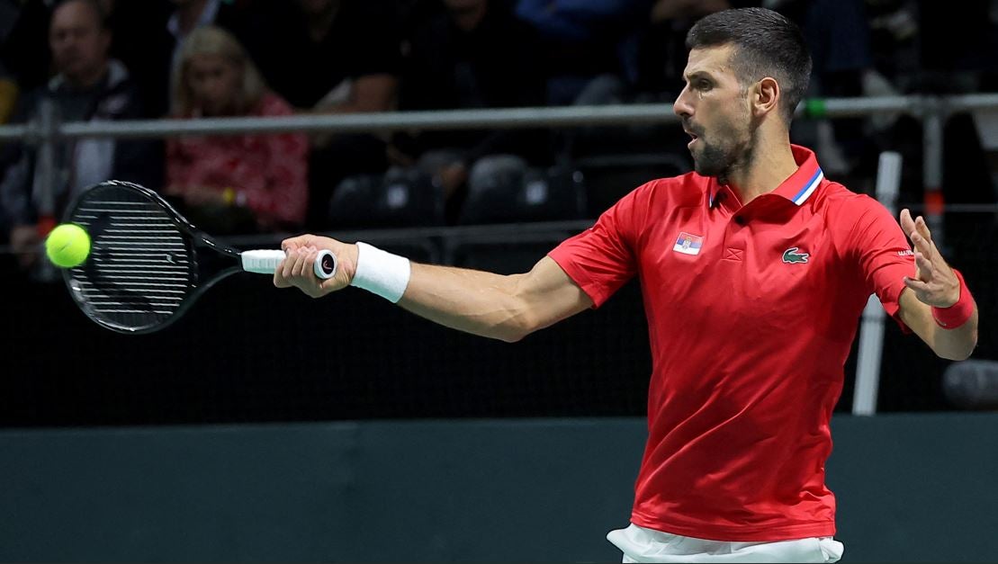 Novak Djokovic jugando con Serbia en la Copa Davis