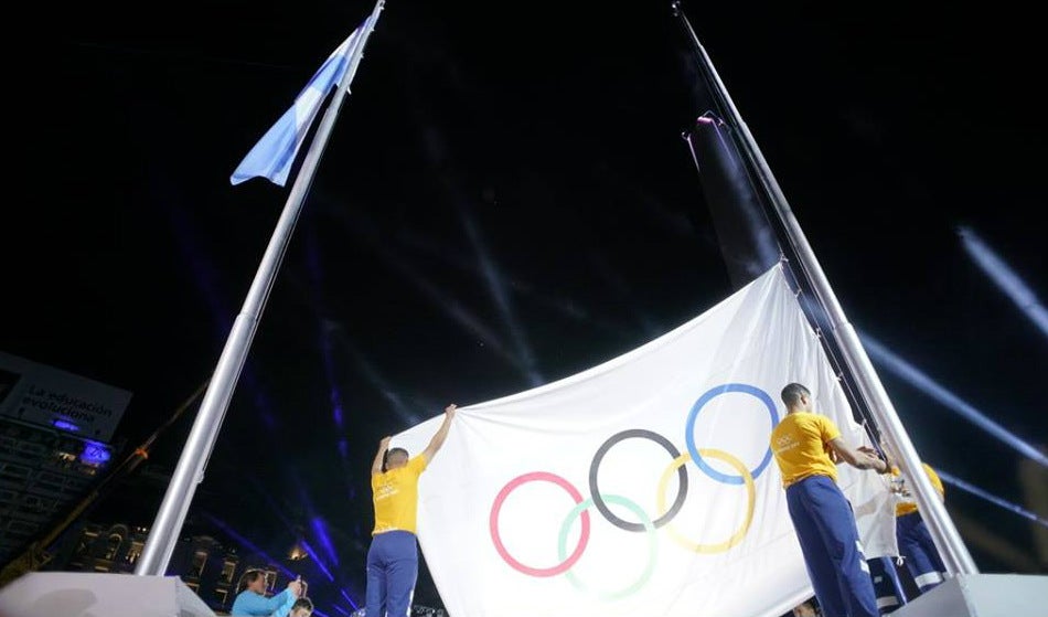 La bandera de los Juegos Olímpicos es izada en Argentina 2018