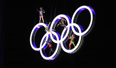 Los aros Olímpicos son elevados a media altura del Obelisco de Buenos Aires