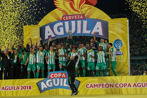 El plantel de Atlético Nacional celebrando el título de campeón de la Copa Águila 2018
