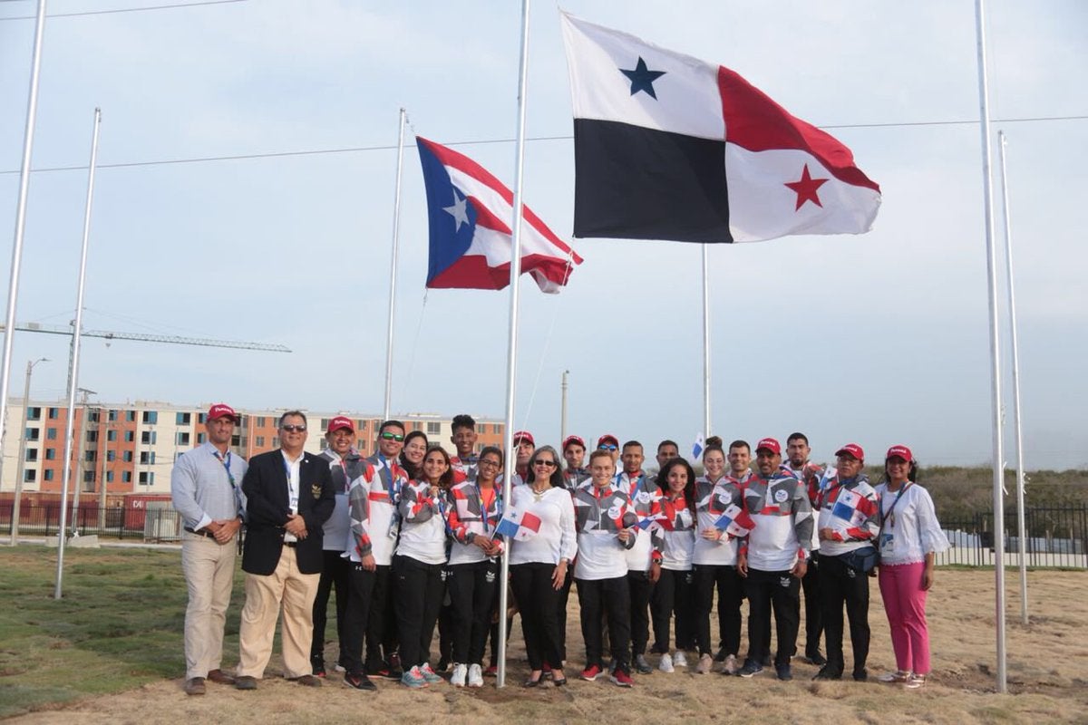 Delegación de Cuba izando la bandera