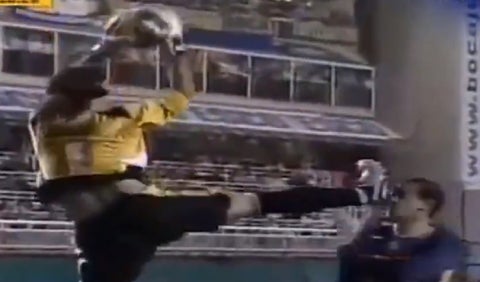 Patada del Gato Sessa a Rodrigo Palacio