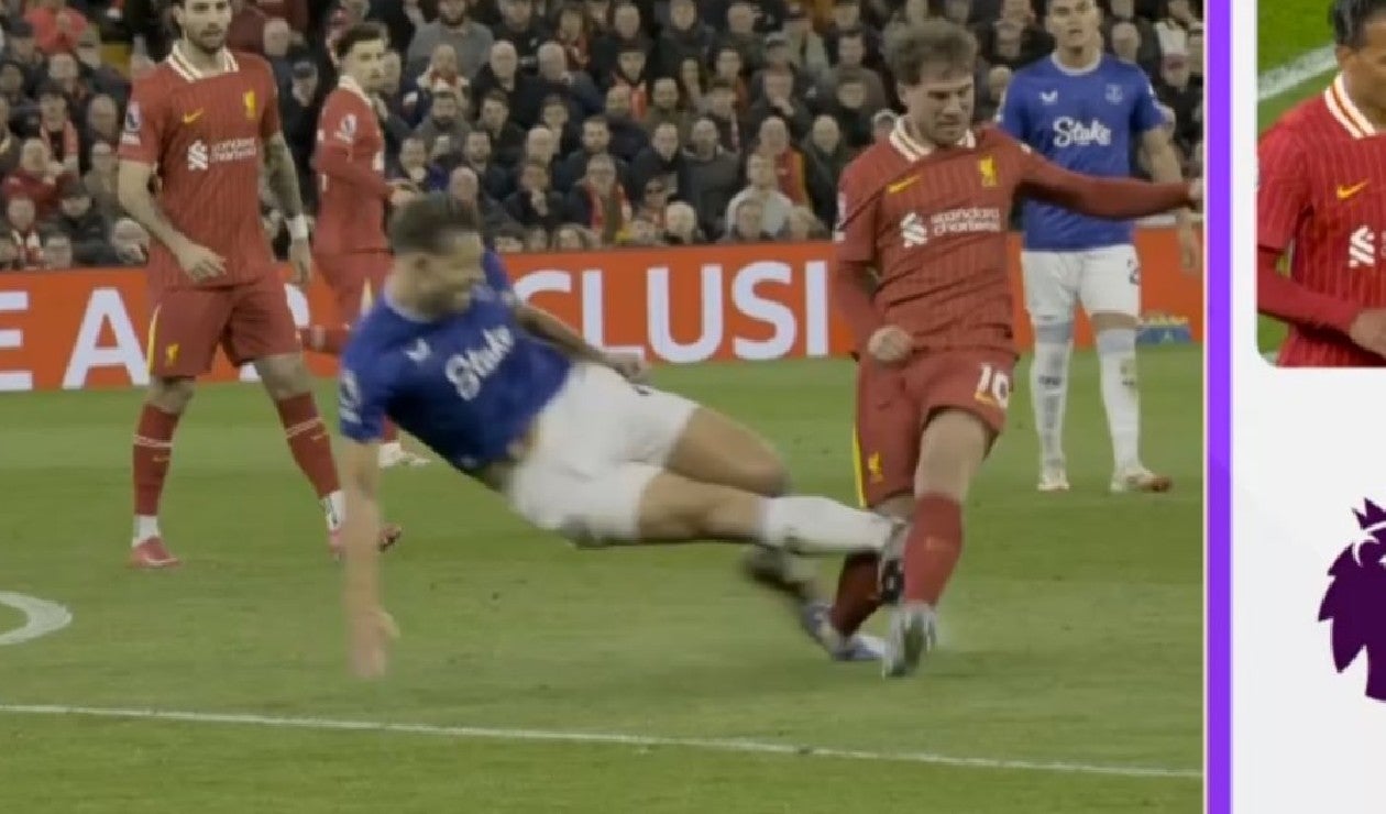 Patada de James Tarkowski a Alexis Mac Allister