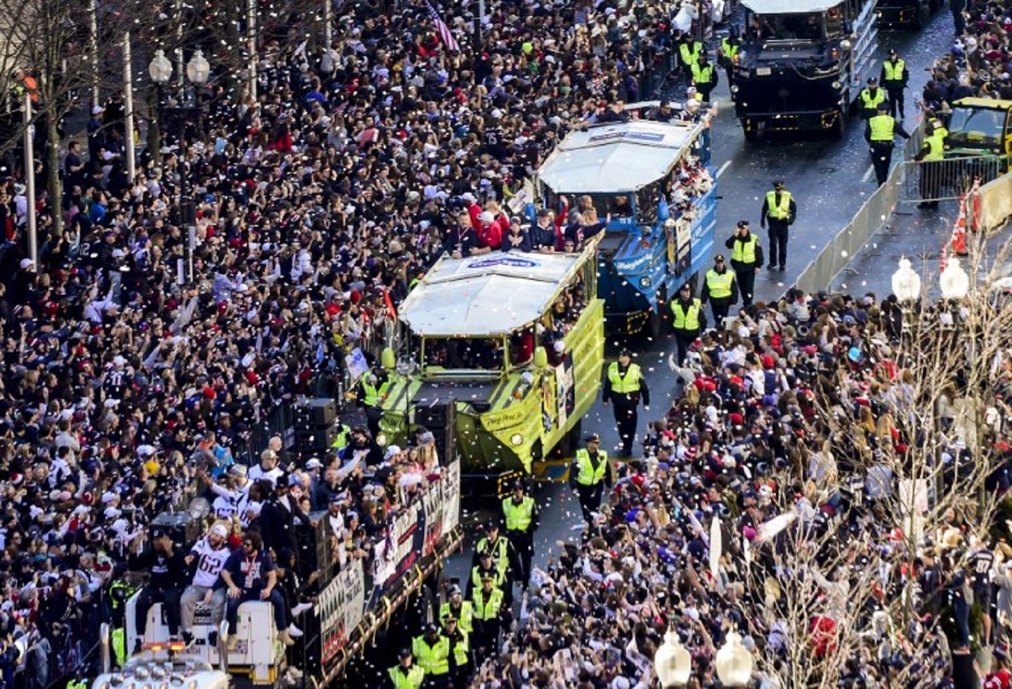 Los populares ‘Duck boats’ (boten anfibios) desfilaron por las calles de Boston en medio de miles de asistentes que llegaron a recibir a su equipo.