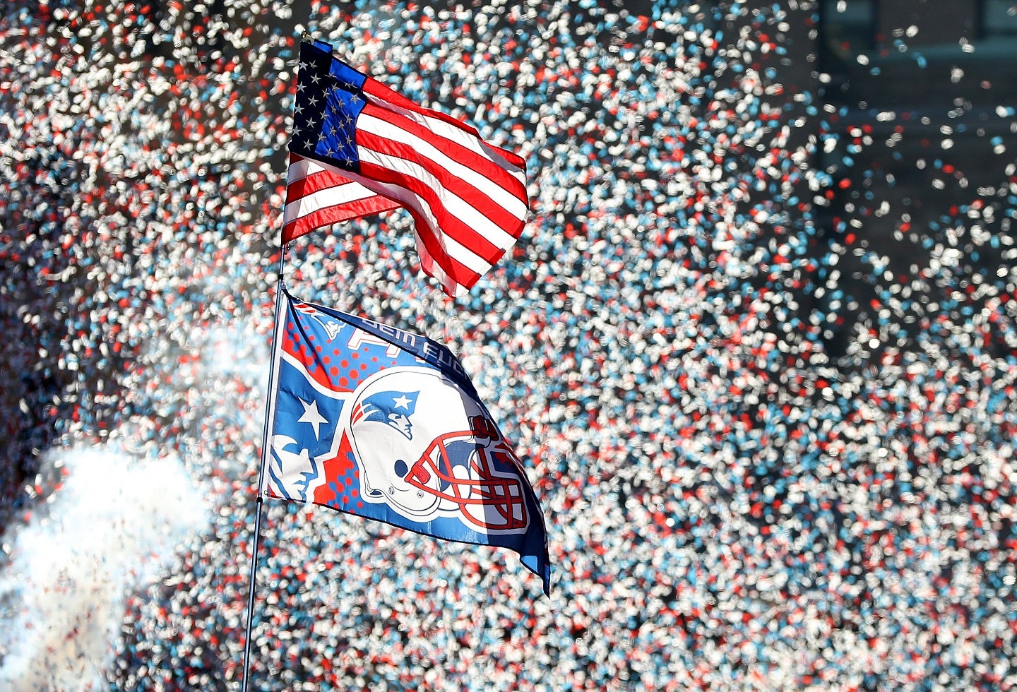 Los seguidores llenaron las calles con un recorrido lleno de colorido y con canciones que entonan cuando el equipo juega en su campo del Gillette Stadium incluidas algunas de Ozzy Osbourne, como 