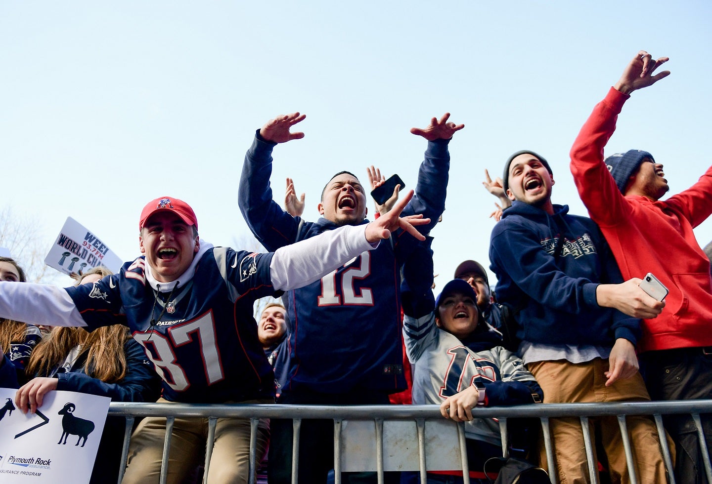 Cientos de fanáticos de los Patriots celebraron su sexto título nacional.