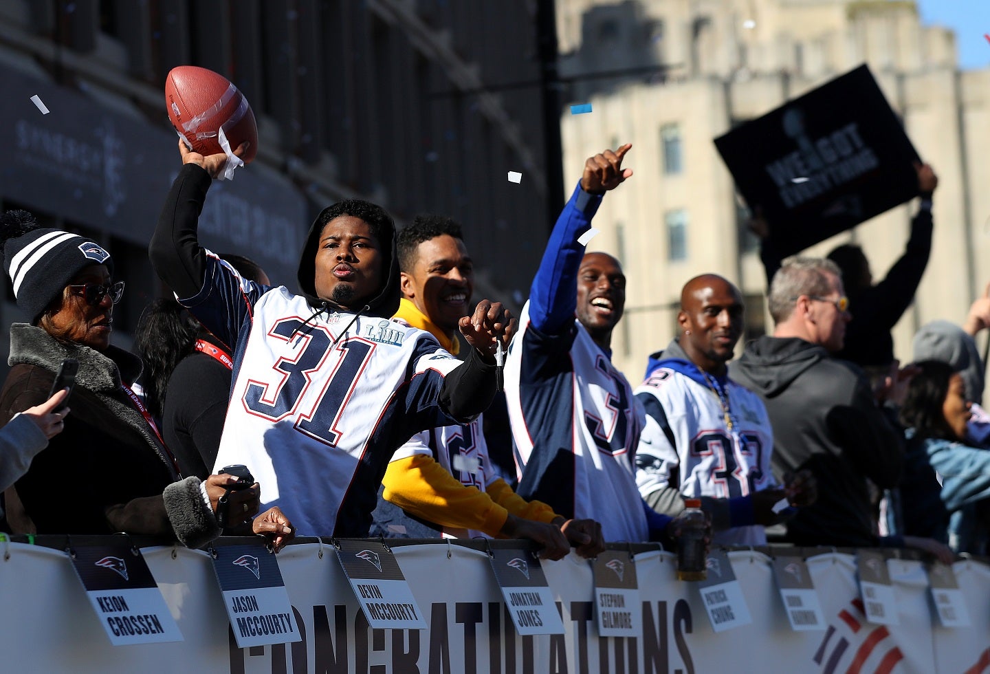 Jonathan Jones, uno de los jugadores de los Patriots de Nueva Inglaterra sostuvo un balón de fútbol americano mientras celebraba con los seguidores. 