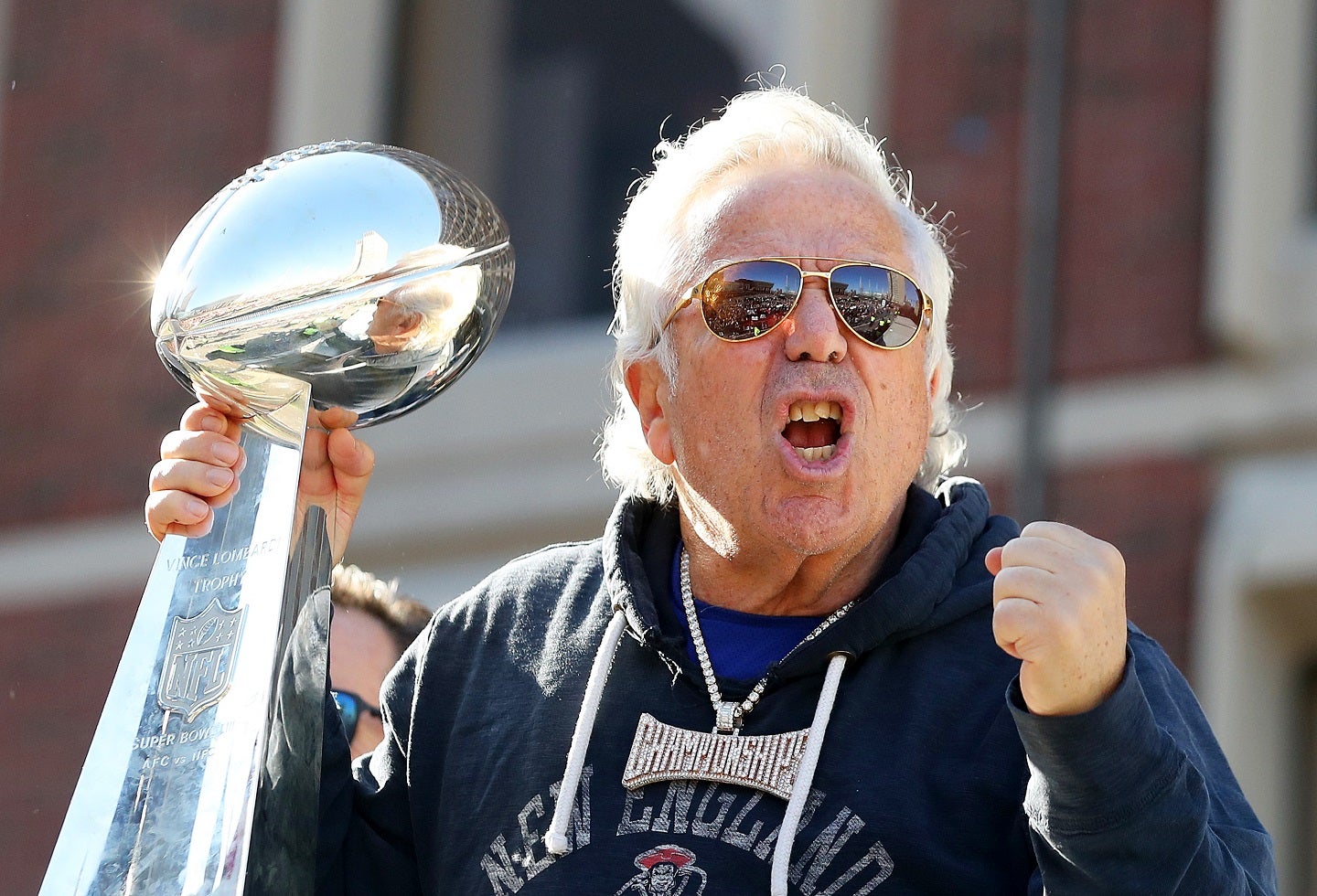 Robert Kraft, propietario de los Patriots celebró el nuevo título del equipo luego de vencer a Los Angeles Rams en Atlanta.