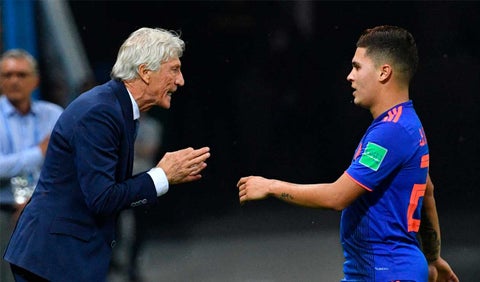 José Pékerman dándole instrucciones a Juan Fernando Quintero en el partido Colombia-Polonia