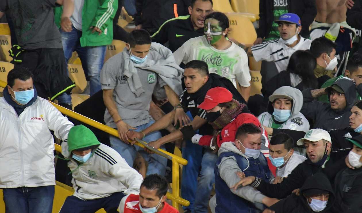 Santa Fe Vs Nacional: Pelea de hinchas en El Campín