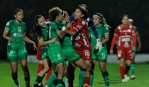 Pelea jugadoras de La Equidad y América