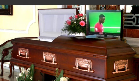 Personas se ponen a ver el Mundial de Qatar en pleno velorio