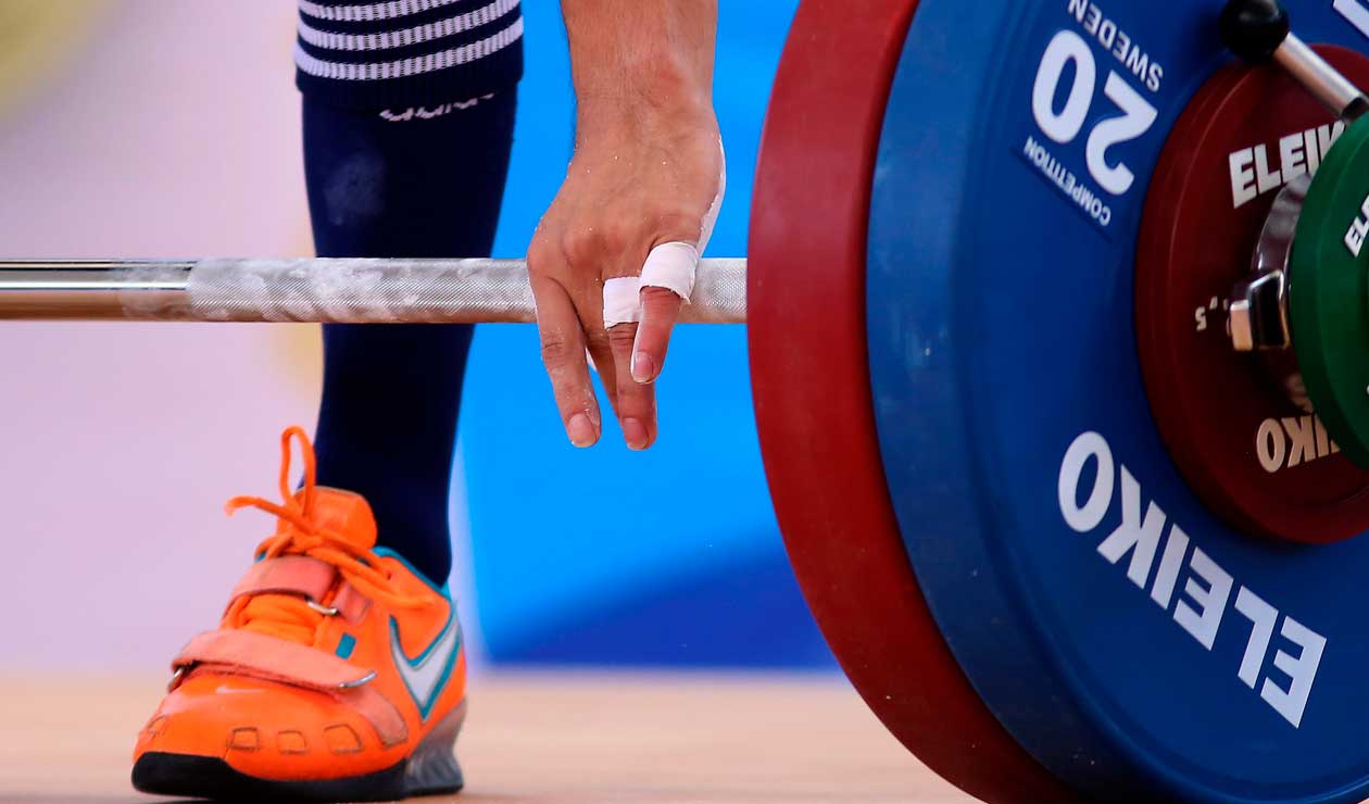 Un pesista, listo para competir en la modalidad del envión en los 56 kg. de los Juegos Centroamericanos y del Caribe Barranquilla 2018