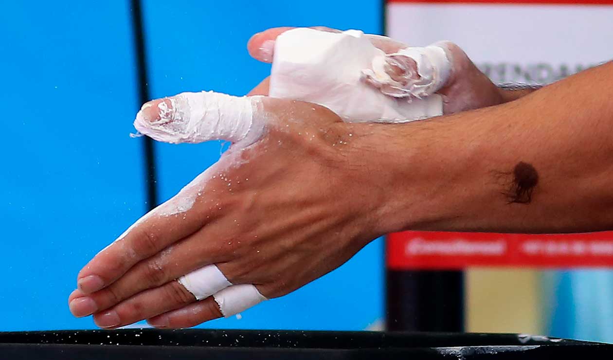 Un pesista se alista para la modalidad del envión en los 56 kg. de los Juegos Centroamericanos y del Caribe Barranquilla 2018