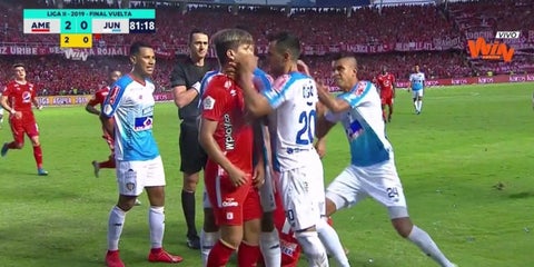 Pelea Junior vs América- final Liga Águila