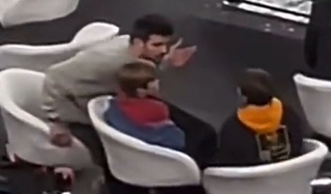 Piqué regañando a uno de sus hijos