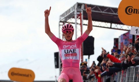 Pogacar en la etapa 16 del Giro de Italia