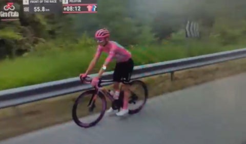 [Video] Se pinchó Pogacar: sorpresa en la etapa 19 del Giro de Italia