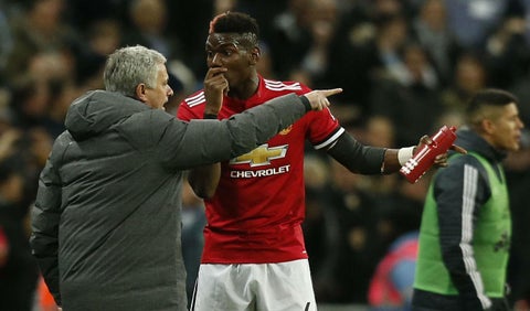 Paul Pogba sostiene una conversación técnica con José Mourinho