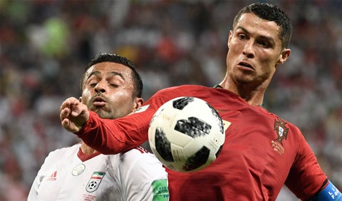 Cristiano Ronaldo ante la marca de un jugador de Irán