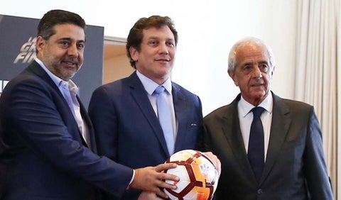 Daniel Angelici (Boca), Rodolfo D'Onofrio (River) y el paraguayo Alejandro Domínguez (Conmebol)